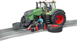 BRUDER Traktor Fendt z mehanikom in opremo